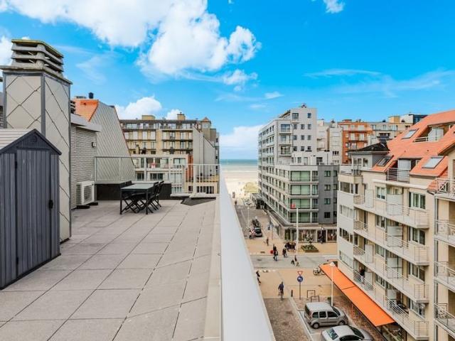 Penthouse avec vue latérale sur la mer à vendre à Nieuport