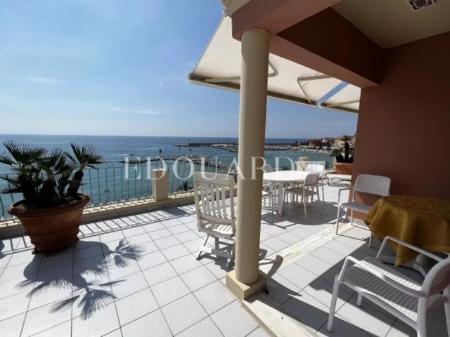 Penthouse avec spectaculaire terrasse et superbe vue mer, au dernier étage d'un splendide immeuble d'époque