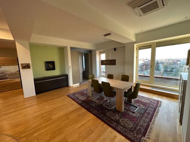 Penthouse de inchiriat cu terase de 65 mp