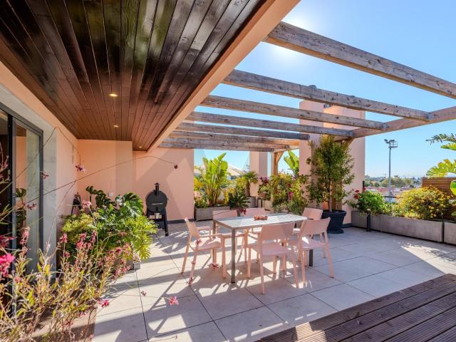 Penthouse de Luxo T3 com Terraço e Vista Mar em Cascais 127m² Alcabideche