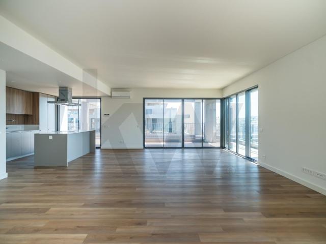 Penthouse de Luxo com 4 Suites e 5 Casas de Banho