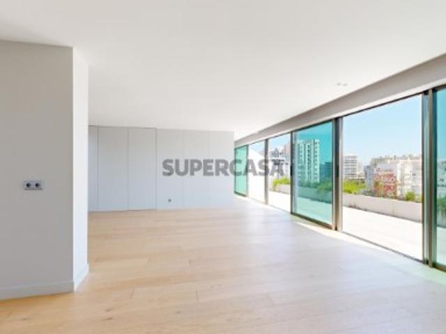 Penthouse de Luxo com Piscina Privativa e Vista Panorâmica sobre Lisboa