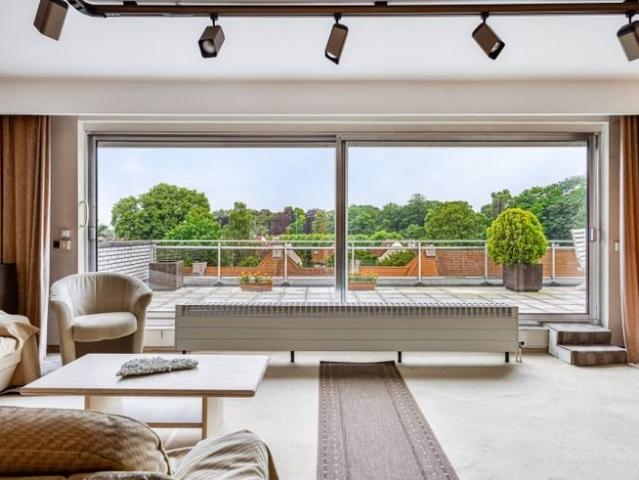 Penthouse des années 80 avec terrasse ensoleillée 52 m² et