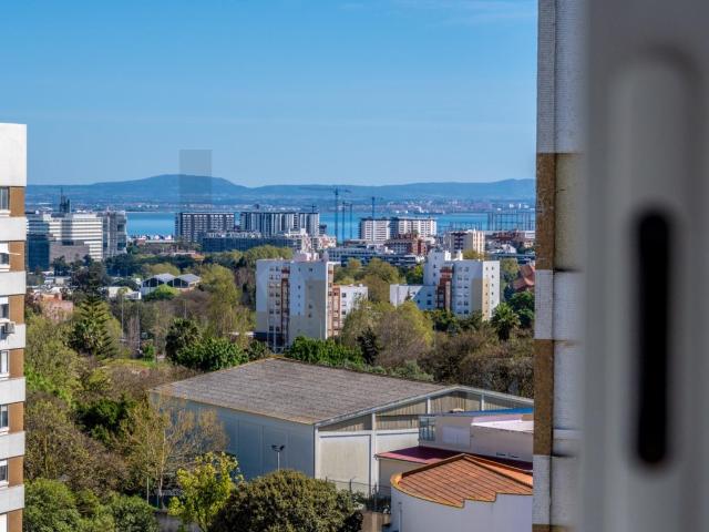 Penthouse Exclusiva na Portela | Vista Rio e Renovação de Qualidade