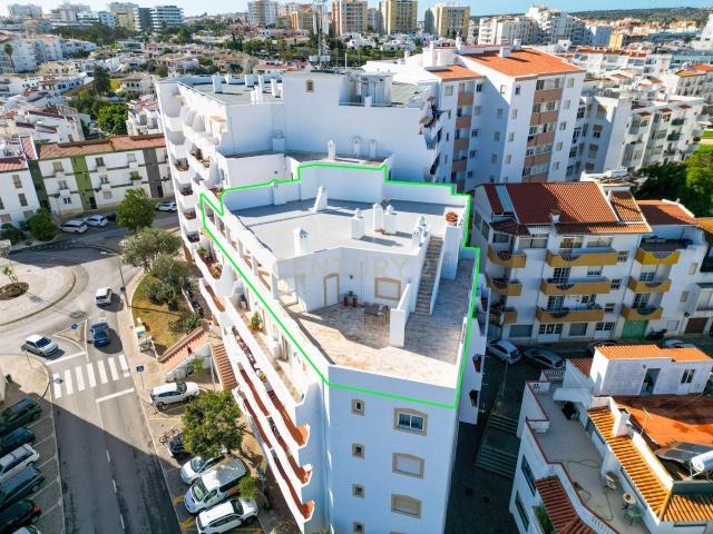 Penthouse Exclusiva com 3 Quartos e Vista Panorâmica sobre Lagos