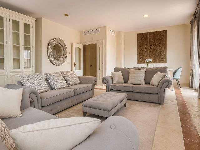 Penthouse for rent in La Alquería, Estepona, Málaga