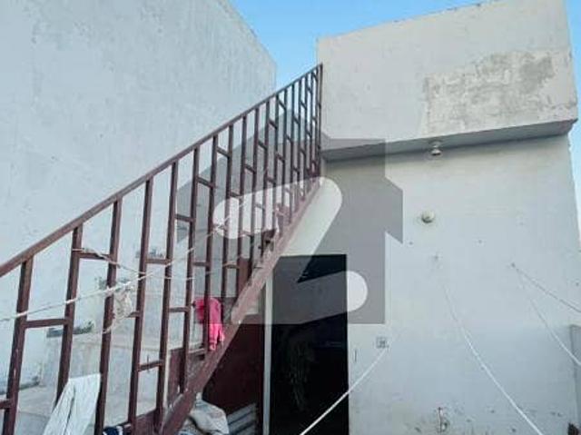 Penthouse For Sale In Liauatabad Block 06 3 Bed With 3 Attach Bath + 1 Terrace 9x12 100square Yard With Roof 850 Square Feet