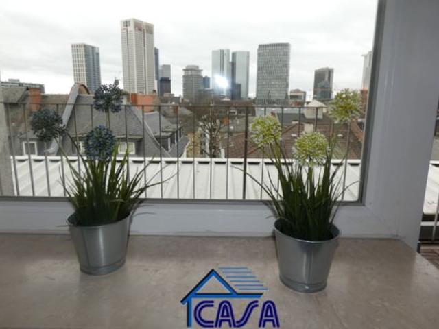 PENTHOUSE im WESTEND: 2,5 Zimmer mit Balkon und Skyline Blick