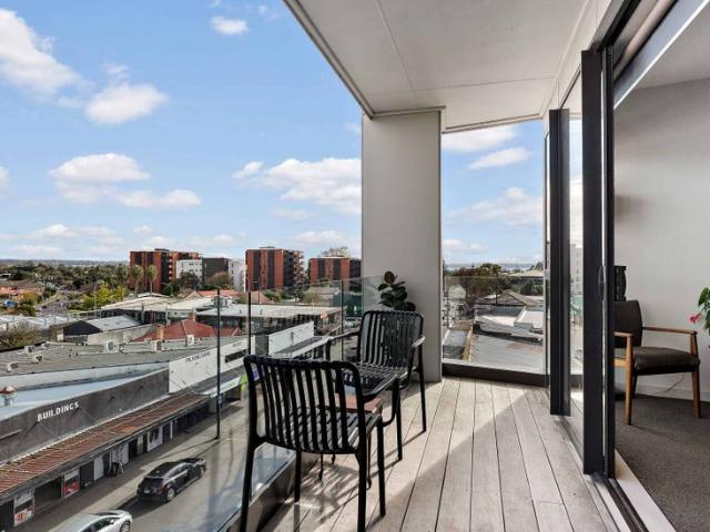 Penthouse Level Apartment Incredible Views