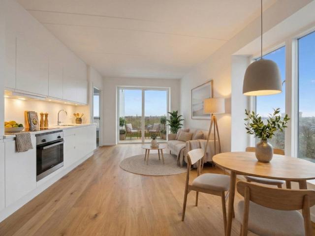 Penthouse lejlighed med altan og usædvanlig højloftet