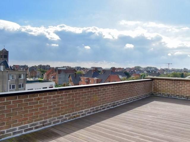 Penthouse met 2 slaapkamers en 35m terras direct aan zee en