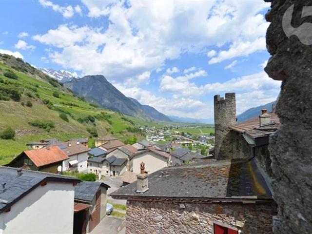 Penthouse mit großem Potenzial und seltenem Turm im Herzen des Dorfes Saillon