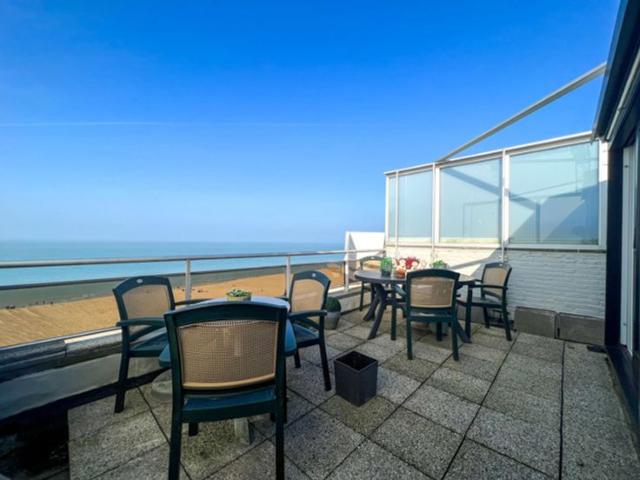 Penthouse studio met frontaal zeezicht en ruim terras