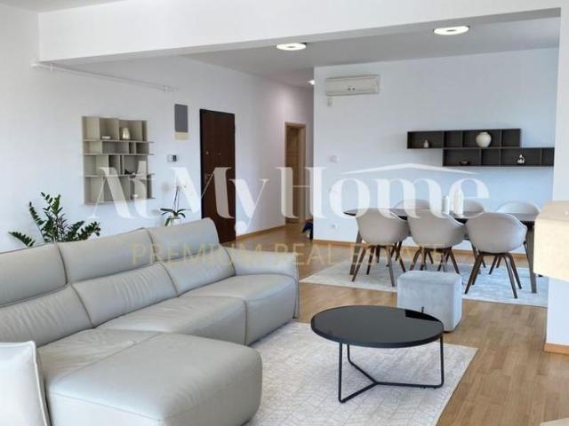 Penthouse superb, spatios cu 5 camere, mobilat partial, 3 parcari, terasa 157mp