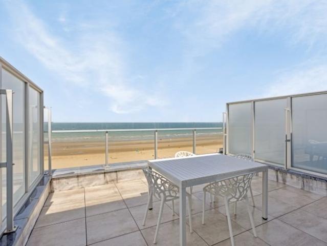 Penthouse rénové avec terrasses et vue imprenable sur la.