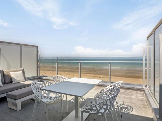 Penthouse rénové avec terrasses et vue imprenable sur la.
