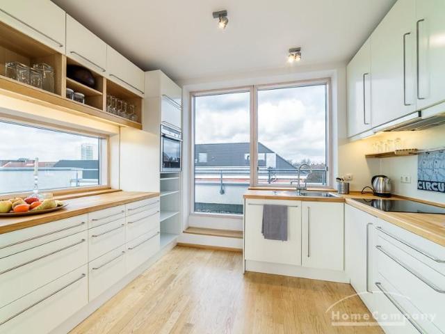 Penthouse with floor to ceiling windows and magnificent views in a prime location in Ottensen