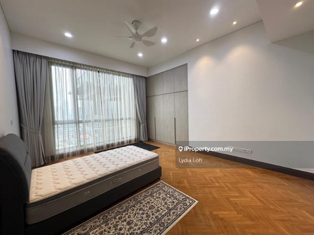 Penthouse with private pool and garden. Next to iskl