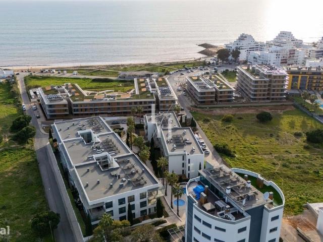 Penthouse T2 com arrecadao, piscina e garagem em Quarteira