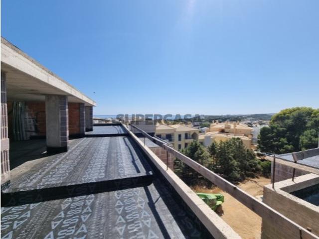 Penthouse T3 novo com vista Mar, piscina e garagem, a 700 metros da Praia Albufeira