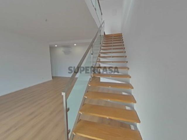Penthouse T3+1, nova, com varanda, terraço, box para três carros, situada nas Colinas do Cruzeiro