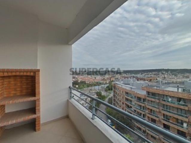 Penthouse T3+1, nova, com varanda, terraço, box para quatro carros, situada nas Colinas do Cruzeiro