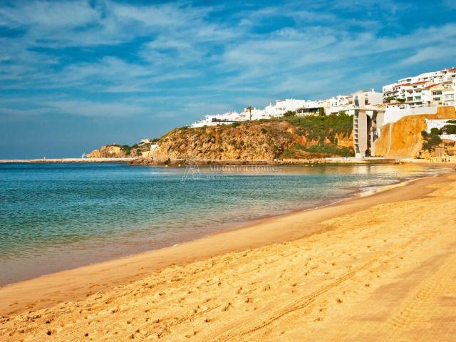 Apartamento T3 com Rooftoop Privado, garagem,piscina, arrecadação a 100 m da Praia em Albufeira
