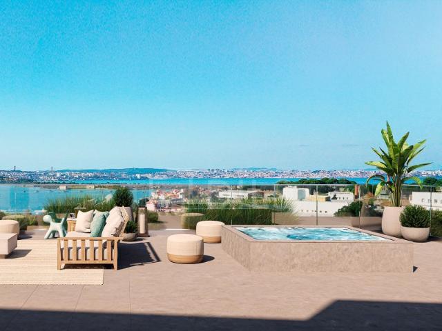 Penthouse T3 com terraço e estacionamento no Seixal