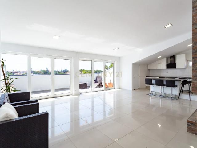 Penthouse T3 com vista mar e serra Cascais