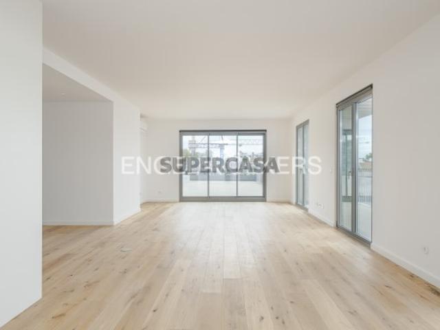 Penthouse T4+1 no Dafundo com vista mar e piscina