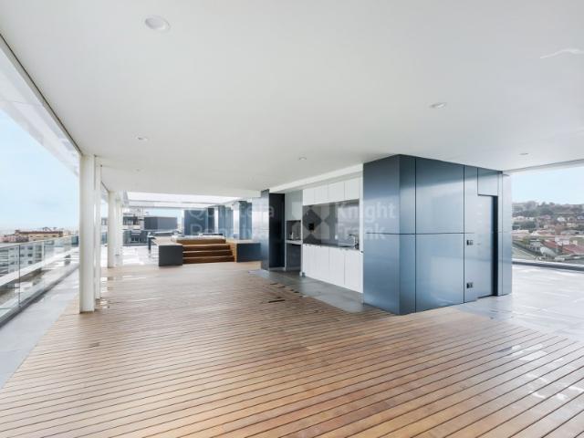 Penthouse T4 com terraço generoso e zona de bem estar em Gaia