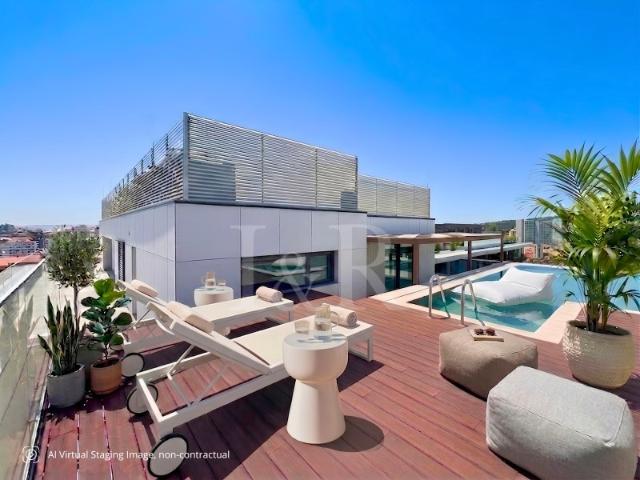 Penthouse T4 com terraço e piscina na Praça de Espanha