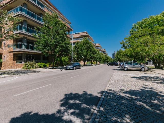 Penthouse T4 com varanda e duas garagens Lisboa, Parque da. 214m² Moscavide e Portela