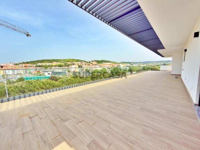 Penthouse T4, com 2 terraços, 2 varandas, 5 lugares de estacionamento