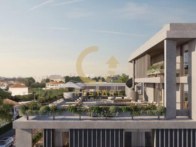 Penthouse T4 Duplex no PAULO DIAS NOVAIS 45 c/ terraço de 177m2, jacuzzi,2 varandas e box p/4 carros