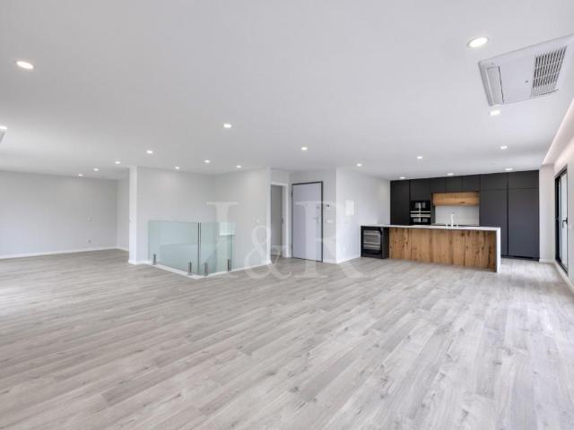Penthouse T4 duplex, nova, com fantástico terraço, Alcochete 264m² Alcochete