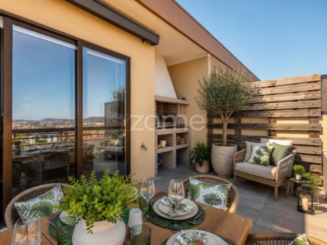 Penthouse T4 Duplex Renovada | Terraço | Último Piso