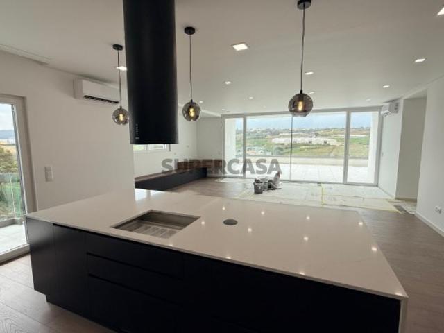 Penthouse T4 Premium com Terraço e Detalhes de Alta Qualidade