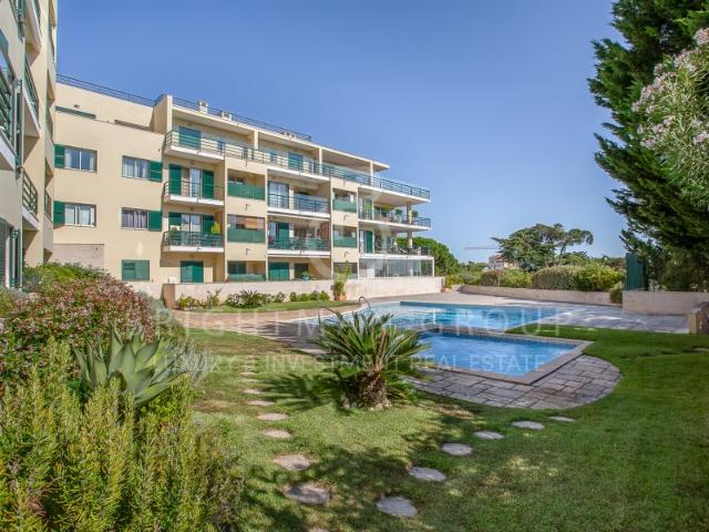 Penthouse T5 com vista mar, no Estoril