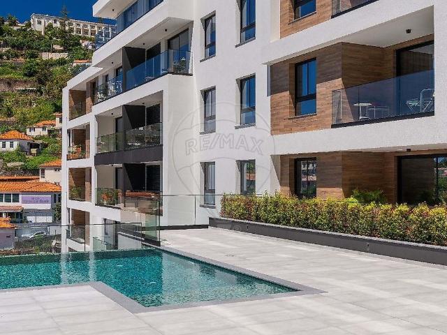 Penthouse T5 para venda a 1,500 000 € 598m² São Martinho
