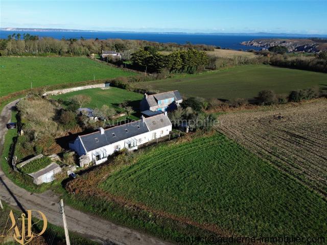 BORD DE MER Penty en pierre accès sentiers côtiers à 700 m à rénover