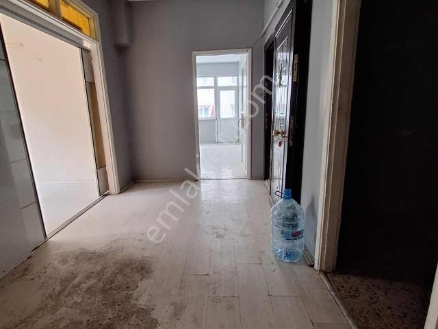 Pendik Çamçeşme Mahallesin'de Satılık E5 Yanı Daire
