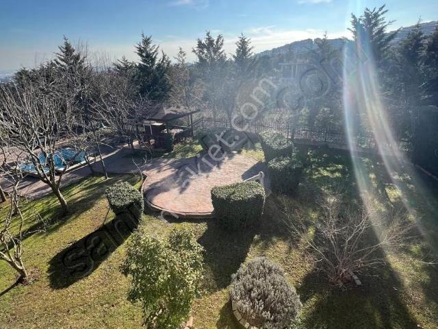 Pendik Çamlık`ta Doğa İle İç İçe Prestijli Sitede Kiralık Villa