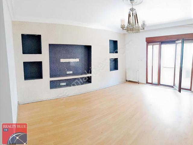 Pendik Batı Mahallesi Palmiye'de Arakat Kiralık 2+1 Daire