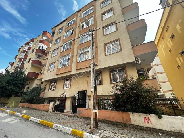 Pendik Güzelyalı Mahahallesinde Satılık Ara Kat 3+1 Daire