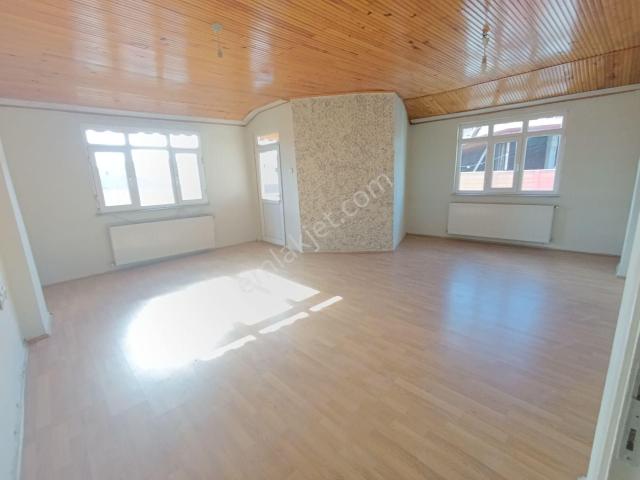 Pendik Esenyalıda Kiralık 3+1 135m2 Köşe Ana Cadde Üstü Çatı Yüksek Teras Daire