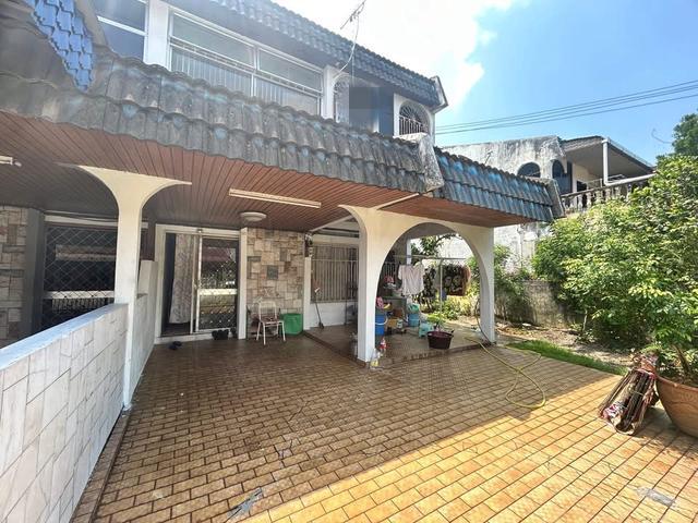 Pengkalan Station 18 Double Storey Intermediate Corner House For Sale