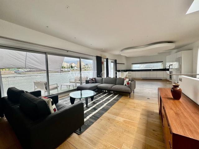 PENICHE MEUBLEE Quai Charles Pasqua 92300 Levallois Perret