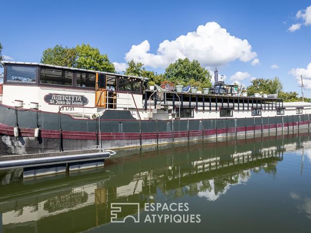 Péniche aménagée et meublée avec grande terrasse