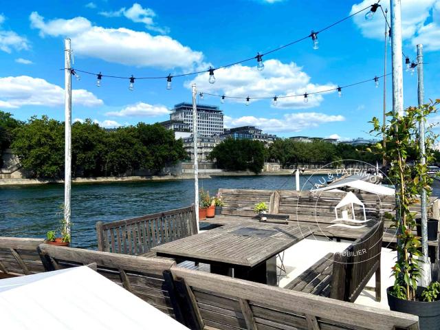 Péniche familiale seule à quai au cœur de la capitale 180. 180m² Paris 5ème